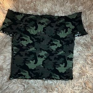 A camouflage stretchy crop top that is strapless with sleeve on the side!